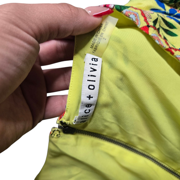 Alice + Olivia Hadley Button Front Dress in Wildflower Daffodil Size: 2 - Picture 7 of 8